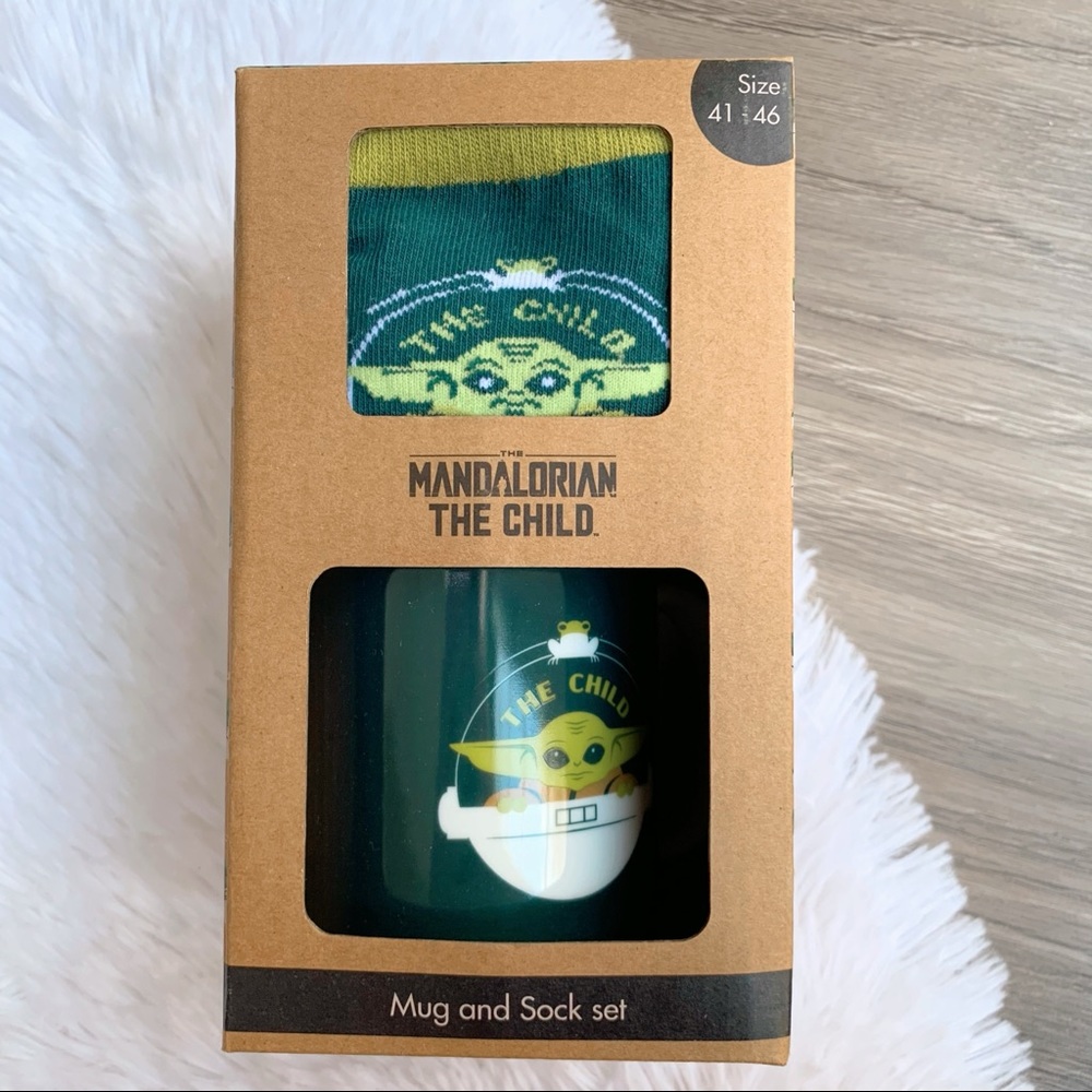 ⭐️ Baby Yoda The Child Mandalorian Mug & Sock Set